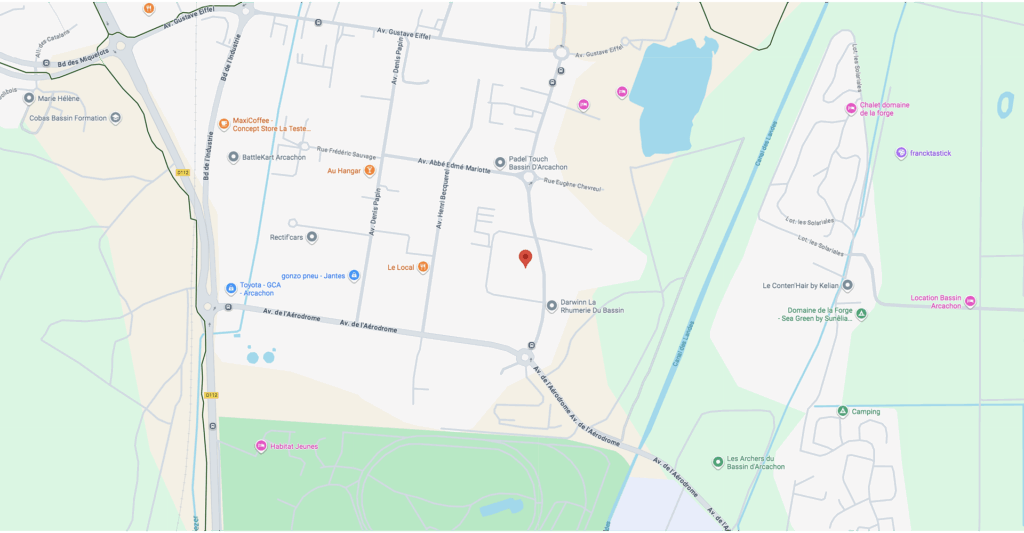 Carte routière d'Arcachon: Av. Aérodrome, Bd Industrie. Commerces: MaxiCoffee, Toyota, Padel Touch, Le Local, Darwin La Rhumerie. Marqueur rouge central.